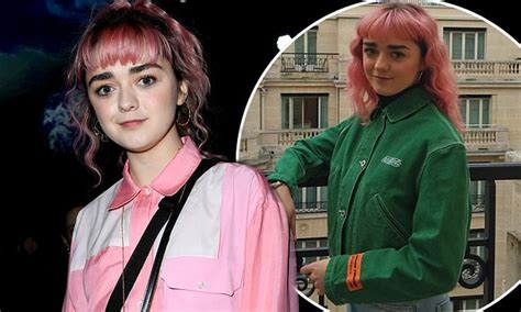Maisie Williams Shows Off Pink Hair At Jw Anderson Pfw Show Daily