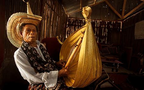 Alat musik ini dimainkan dengan cara ditiup, mirip dengan harmonika. Sasando, Alat Musik Tradisional Khas Nusa Tenggara Timur (NTT) - Kamera Budaya