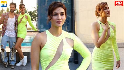 Kriti Sanon Looks Sexy In Neon Dress Skirt Bhediya Varun Dhawan Youtube