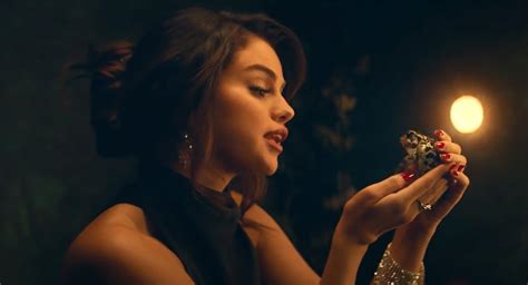 Selena gomez premiered the music video for her new single boyfriend on friday (april 10), and it lives up to the old adage that you have to kiss a few frogs before finding your prince. Life is No Fairytale for Selena Gomez in 'Boyfriend' Video ...
