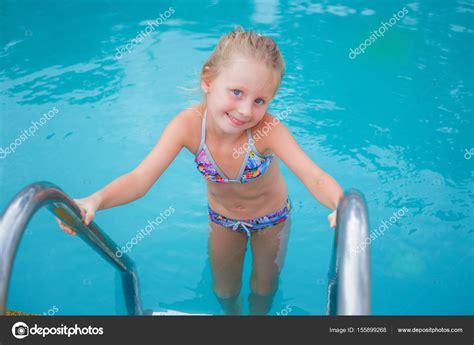 Kleines Mädchen im Schwimmbad Sommer im Freien Stockfotografie