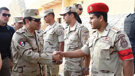 وكان الملك التايلاندي قد جلس برفقة زوجته على مقاعد الركاب، بينما جلس كبار رجال الدولة بالزي العسكري أمامه على الأرض. اخبار مصر: السيسي بالزي العسكري في شمال سيناء بعد الهجمات