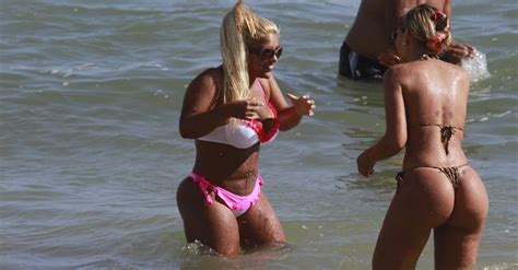 Andressa Urach e a Mulher Filé curtem dia de sol em praia carioca