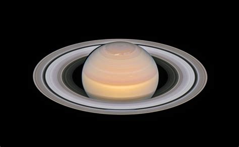 Nouvelles photos de Mars et de Saturne par Hubble ...