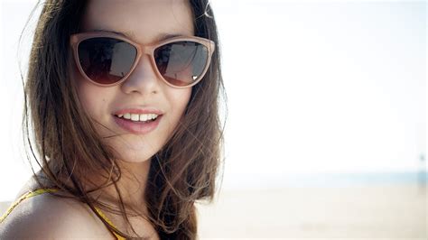 Hailee Steinfeld Beauty In Sunglasses 4k Ultra Hd Wallpaper
