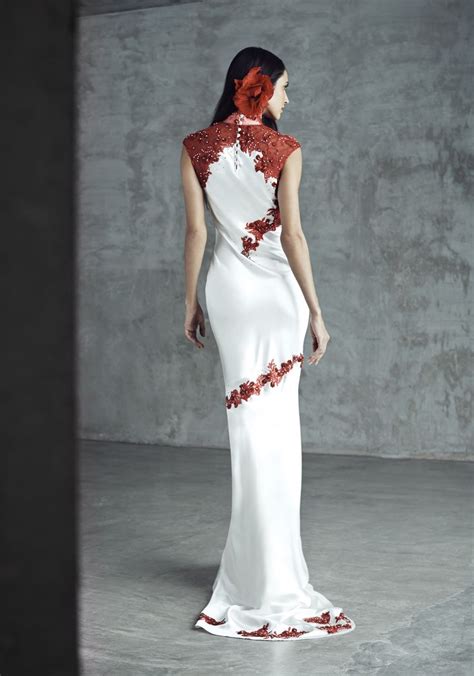 Kebaya gamis modern yang dipadukan dengan veil panjang membuat penampilanmu terlihat sangat anggun di hari istimewa. Pin on Melinda Looi Ivory 2015 - Baju Pengantin Terkini ...