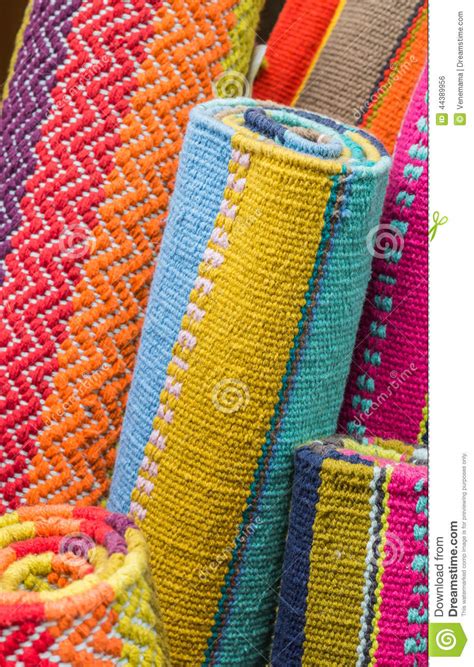 Indien ist heute ein großer produzent handgeknüpfter teppiche. Gerollt Herauf Indische Teppiche Stockfoto - Bild von ...