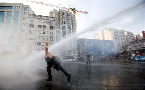 Est100 一些攝影some Photos Turkish Riot Police Protesters Demonstrators Sit In Demolishing