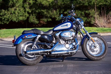 A detailed look at the 2018 model year 1200 custom sportster. 2017 Harley-Davidson Sportster 1200 Custom Review: Classic ...
