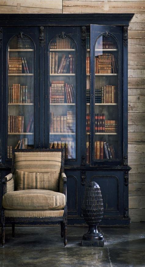 Decoração Biblioteca Estante com portas de vidro e decoração de madeira