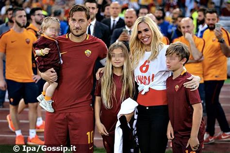 Her mother chose her name. Francesco Totti, l'addio alla Roma con Ilary Blasi e i ...
