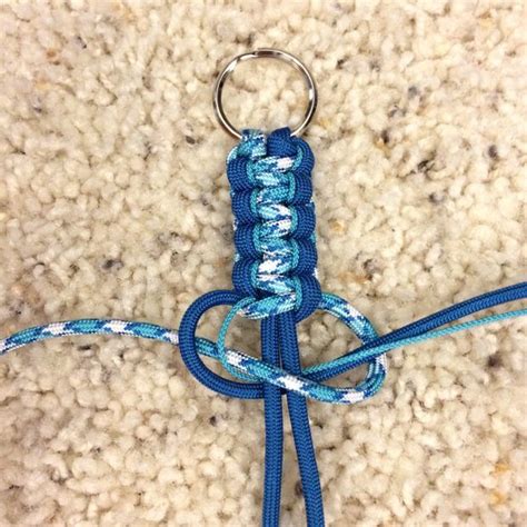 Features braided rope wrapped around a braided core to provide extra strength. Paracord Keychain Instructions | Paracord keychain, Paracord diy, Paracord braids