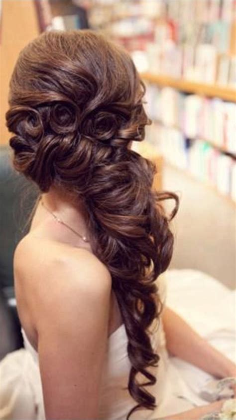 Embrace that short curly hair of yours and take it to the next level with the help of a diffuser. Hairstyles For Indian Wedding - 20 Showy Bridal Hairstyles