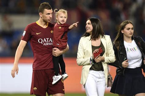 Edin džeko iznenadio suprugu za rođendan! Amra Dzeko: "Quando Edin mi ha detto che sarebbe rimasto a ...