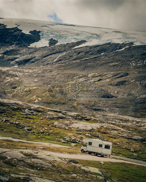 在挪威自然景区旅游度假的露营房车高清图片下载 正版图片305608746 摄图网
