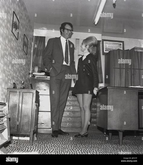 1970er Jahren Historische Eine Sekretärin Trägt Einen Mini Rock Und