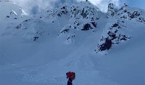 Video Alaskan Snowboarder Touches Off Wind Slab Avalanche While Riding