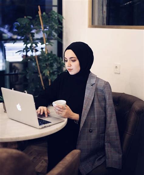 Shattering Stereotypes Women Pioneers In The Middle Eastern Tech Industry Womenpreneur
