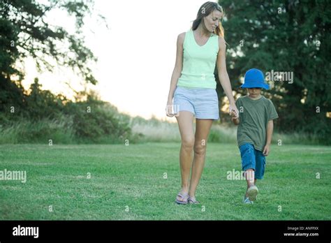 Madre E Hijo Caminando De La Mano Fotografía De Stock Alamy
