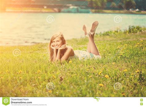 mulher de sorriso bonita que encontra se na grama foto de stock imagem de parque modelo 73425836