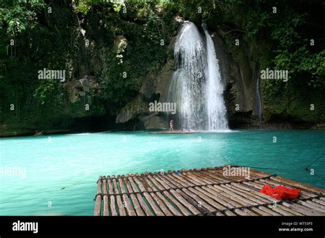 Person Unter Wasserfall Fotos Und Bildmaterial In Hoher Auflösung Alamy