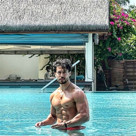 Free Photo Tiger Shroff Flaunts His Perfect Washboard Abs In Pool Picture