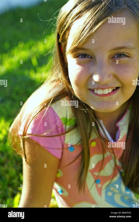 Petite fille aux joues roses Banque de photographies et dimages à haute résolution Page Alamy