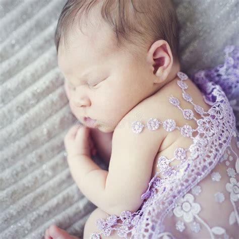 Kute Pasgeboren Babys Slapen Op Een Deken Bedekt Met Kant Stock Foto