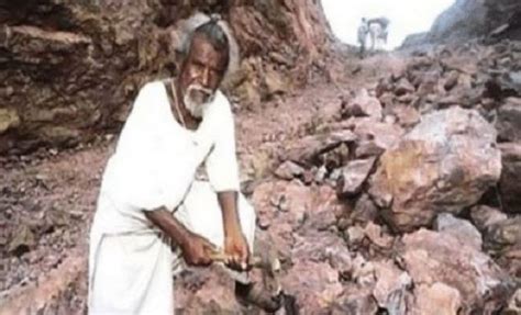 Dasrath Manjh Pria India Yang Membelah Gunung Selama 22 Tahun Hanya