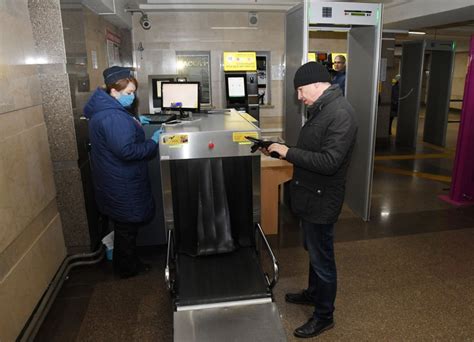 Каза́нский метрополите́н — рельсовый внеуличный (преимущественно подземный) городской общественный транспорт на электрической тяге, расположенный в казани. В Казани пассажиропоток в метро снизился на 82 %