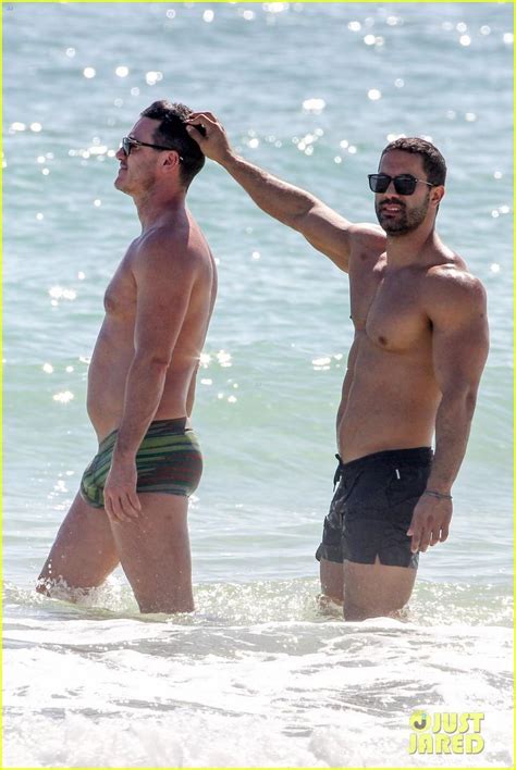 Una Exhibici N De M Sculos Las Fotos De Luke Evans Y Su Novio En La Playa