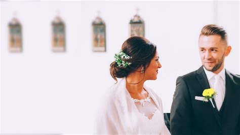 Your wedding vows can set the tone of the wedding and most importantly your marriage. What Does The Pastor Say At A Wedding? 4 Top Tips | Christian Mingle