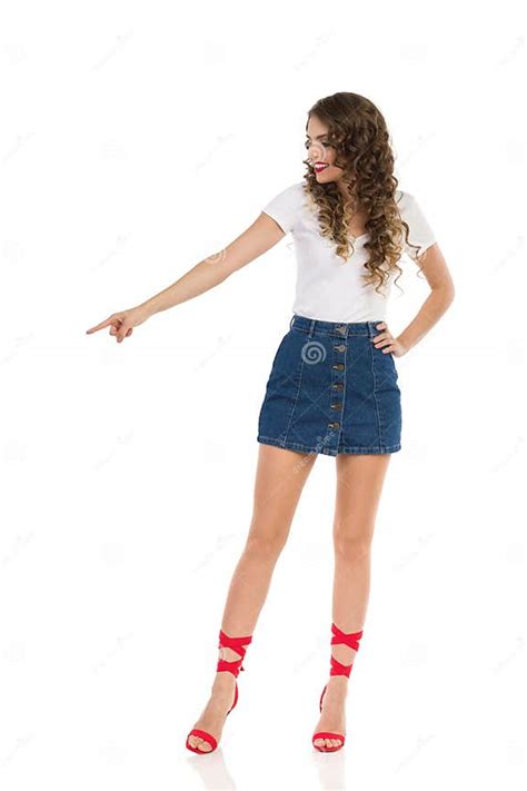 Seksowna Młoda Kobieta W Jeans Mini Spódniczce I Czerwone Szpilki