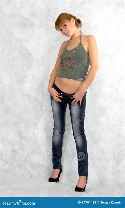 sexy mädchen das auf jeans versucht stockfoto bild 39701483