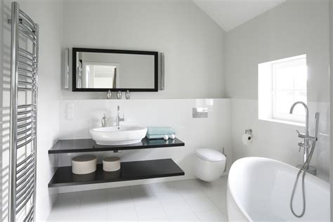 Elegancka łazienka w czerni i bieli - 10 nowoczesnych projektów