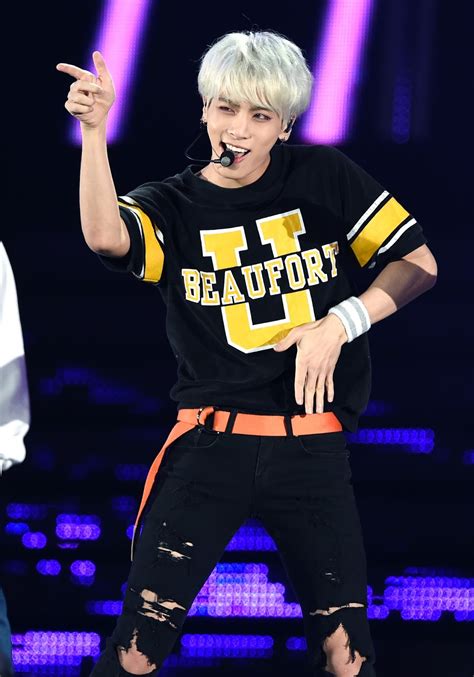 SHINee's Jonghyun soothes his crying fan tenderly - Kpop Behind | All the Stories Behind Kpop Stars