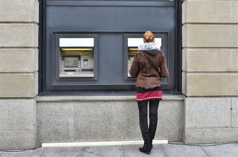 Ormai la quasi totalità degli istituti bancari opta per questa soluzione definitiva, sicura per il cliente e profittevole per la banca in quanto porta a nuovi introiti dovuti alla quota di emissione. Bancomat Intesa Sanpaolo all'estero: tutto ciò che devi ...