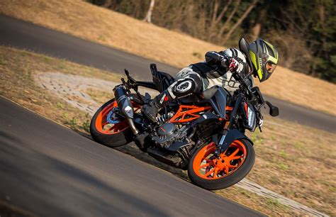 Check mileage, color, specifications & features. 2020 KTM 390 Duke BS6: First Ride Review | BikeDekho