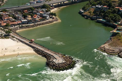 What are the differences between breakwaters, groins, jetties and seawalls