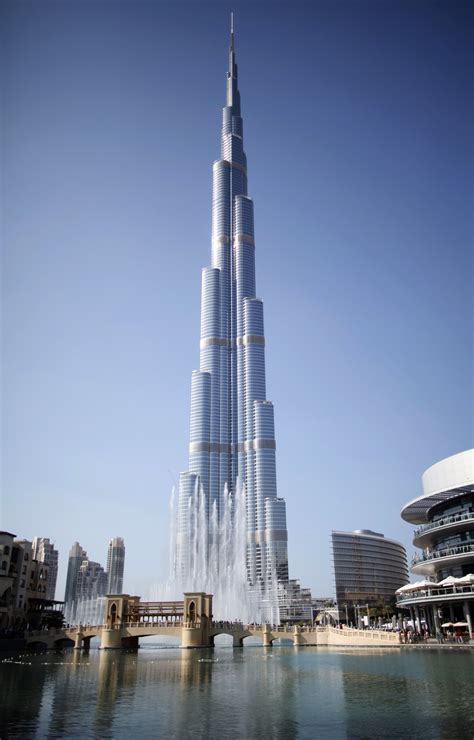 The Worlds Tallest Building Burj Khalifa Sways And Creaks In A Storm