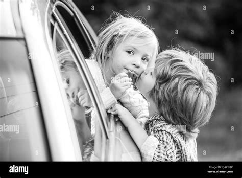 Adiós Antes De Viajar En Coche Lindos Niños Diciendo Adiós Antes De Viajar En Coche Fotografía