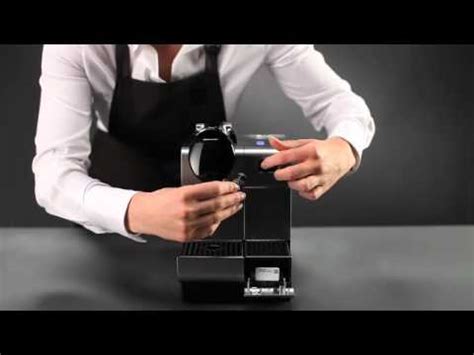 Remplissez le réservoir d'environ 500 millilitres d'eau et de détartrant nespresso. Détartrage de votre machine Nespresso Lattissima+ - YouTube