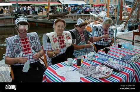 Costume Traditionnel Hollandais Eau Banque De Photographies Et D’images à Haute Résolution Alamy