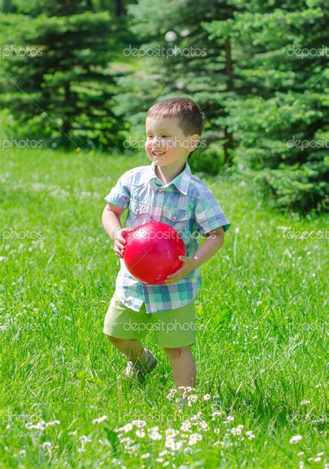 Niño Jugando Con La Pelota En El Parque — Fotos De Stock © Dmitrimaruta