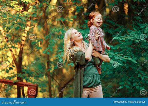 La Mamá Y La Hija Pelirroja Son Que Asisten Y Sonrientes En La Puesta