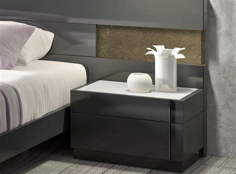Lacquered Stylish Wood Elite Platform Bed With Long Panels Las Vegas