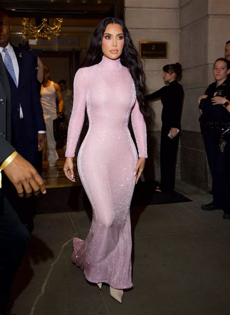 Kim Kardashians Sparkling Entrance At Nyfw Charity Gala Splengo