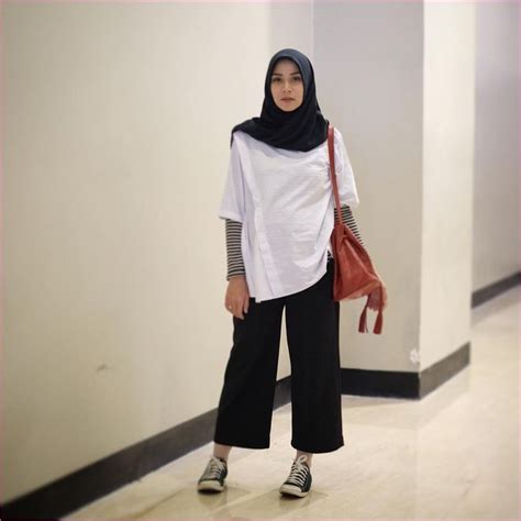 Outfit Baju Remaja Berhijab Ala Selebgram 2018 kaos panjang mangset