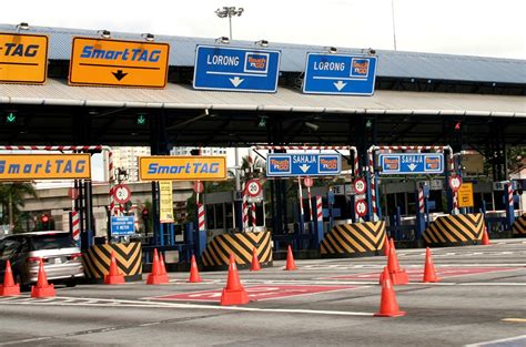 Pembekuan kenaikan kadar tol menyeluruh adalah usaha berterusan oleh kerajaan persekutuan pakatan harapan untuk mengurangkan beban kos hidup yang ditanggung oleh semua rakyat malaysia. Benda Viral, Lucu dan Seram Yang Berlaku Di Plaza Tol ...