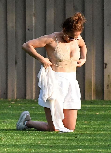 Jennifer Lopez Strips Nude Bra 3